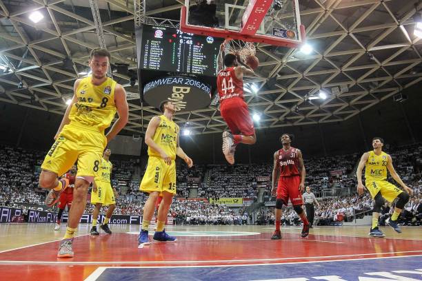 凭借他犀利 凭借他犀利